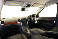 上級グレード「リミテッド」のインテリアは、木目調のインストゥルメントパネルやドアパネルが採用される。（写真＝クライスラー日本）