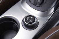 「500X」には走行モード切り替え機構「ドライブムードセレクター」が標準装備される。操作はセンターコンソールのダイヤル式コントローラーで行う。