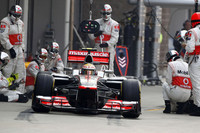 予選3位から10位完走1得点。マクラーレンのルイス・ハミルトンは韓国で苦しい戦いを強いられた。その理由はリアのアンチロールバーの不調にあったようで、ほとんどが2ストップを選択した今回、3度タイヤ交換をしなければならなかった。レース終盤には、コース脇のはがれた人工芝をマシンに付けての危うい走行を披露。ランキングトップから62点も差をつけられたハミルトンは、タイトル争いからの脱落を認めざるを得なかった。（Photo=McLaren）