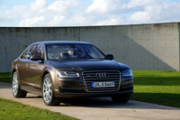 「A8 3.0 TFSIクワトロ」のフロントビュー。