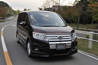 【スペック】ステップワゴン スパーダS：全長×全幅×全高＝4690×1695×1815mm／ホイールベース＝2855mm／車重＝1600kg／駆動方式＝FF／2リッター直4SOHC16バルブ（150ps/6200rpm、19.7kgm/4200rpm）／価格＝245万8000円（テスト車＝292万円／ 運転席側パワースライドドア＝5万2500円／Hondaスマートキーシステム＝5万2500円／Honda HDDインターナビシステム＋マルチビューカメラシステム＋ETC＝35万7000円）