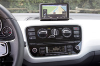 エアコンとオーディオ一体型デザインが採用されたセンターパネル。欧州仕様では、ポータブルナビゲーションがオプション設定される。
