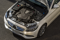 最高出力333ps、最大トルク48.9kgmを発生する「C400 4MATIC」の3リッターV6ツインターボエンジン。グレード名にもある通り、駆動システムには4WDを採用している。
    