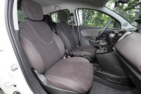 シート地は短い起毛のクロスが標準。マルーン色のシート（写真）には、首から下げたネックレスを思わせる大胆な柄が入る。オプションでレザーを選択することも可能。