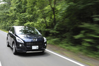 前走車との車間距離が狭まると警告を発する「ディスタンスアラート」や、「ダイナミックロールコントロール」の採用は、プジョー車で初めての試み。