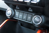 自動緊急ブレーキやグリップコントロール、ヒルディセントコントロールなどの操作スイッチ。