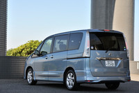 【テスト車のオプション装備】
キセノンヘッドランプ＝6万3000円／カーウイングスナビゲーションシステム＋アラウンドビューモニター＋ステアリングスイッチ＝64万3650円／SRSカーテンエアバッグシステム＆運転席・助手席SRSサイドエアバッグシステム＝9万4500円