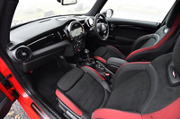 インテリアの様子。カーナビゲーションシステムやヘッドアップディスプレイなどの快適装備が標準で与えられる。
    