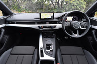 インストゥルメントパネルまわりは従来モデルから一新。運転席側に向けて設置されていたセンタークラスターは廃止となり、新たに横基調のデザインを採用している。