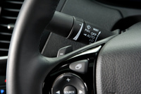 アクセルオフ時の減速度を4段階に調整できる「減速セレクター」のステアリングパドル。