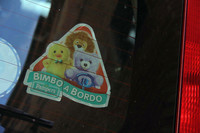 【写真6】パンパースの「赤ちゃん乗ってます」ステッカー。