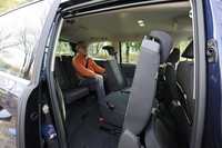 「シャラン」のシート配置は、2-3-2の7人乗り。サードシートには、大人が十分に乗れるスペースが確保されている。