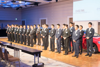 競技に参加するファイナリスト。
    