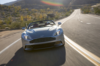 メーカー発表の0-100km/h加速値は4.1秒（予測値）。最高速は295km/hに達する。