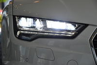 マトリクスLEDヘッドライトはロービーム用のLEDと、ハイビーム用の19個の小さなLEDで構成されている。
    