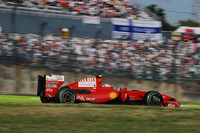 2010年にルノーからフェルナンド・アロンソを迎え入れることがようやく発表されたフェラーリ。追い出されるかたちのキミ・ライコネンだが、しかし腐ることなく、既に開発が止まっている「F60」で文字通りの孤軍奮闘、5番グリッドから4位入賞を果たした。ジャンカルロ・フィジケラは12位完走無得点。コンストラクターズランキング3位の座は、2点後方に迫るマクラーレンに脅かされている。（写真＝Ferrari）