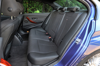 アルピナのメタルエンブレムは前席だけでなく、後席のシートバックにも付く。