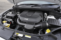 2トンオーバーの車体を引っ張る、3.6リッターV6エンジン。286psと35.4kgmを発生する。
    