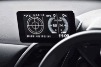 オプションのセンターディスプレイ（6.1インチ）。スマートフォンと専用のナビアプリを使ってカーナビ情報が得られるほか、前後左右の加速Gやバックモニターの映像を表示することができる。（写真をクリックすると、表示バリエーションが見られます）
    