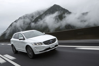 2リッター直4ガソリンターボエンジンを搭載する「XC60 T5 SE」。今回導入されたディーゼルモデル「D4」と入れ替わる形で、カタログ上からは姿を消す。
    