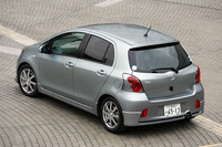 写真は、「RS」エアロパーツ装着車。フロントスポイラー、リヤバンパースポイラー、スポーツグリル、サイドターンランプ付ドアミラー、クリアコンビネーションランプ（リヤ）、アルミホイール（ドレスアップ／16インチ）がセットになった「Styling Package ver.C」とTRDサスペンションセット、TRDハイレスポンスマフラーを装着する。