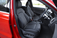 シートは、高級皮革（ファインナッパ）で仕立てられる。テスト車の座面と背もたれに見られるダイヤモンド型のステッチは、オプションとして用意されるもの。