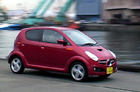 
	写真は、スーパーチャージャージドユニットを積むSグレード。
	 