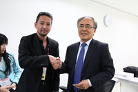 韓国COTY選考委員のチャーリー・チェさん（右）。