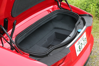 トランク容量は約200リッター（196リッター）。天地方向に“薄い”形状。