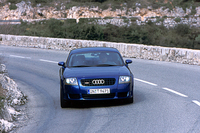 シフターまわりのアルミニウムトリム、ステアリングホイール裏のシフトパドルが、3.2の証。スピードメーターは、280km/hまで刻まれる。