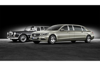 新旧「プルマン」が並ぶ。左は1965年の「メルセデス・ベンツ600プルマン」。