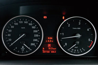 スピードメーターは260km/h表示。わずか5000rpmでレッドゾーンとなる回転計は、ディーゼル車ならではの特徴を示す。
