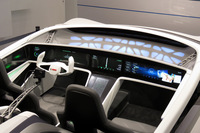 ボッシュ独自のHMI（ヒューマン・マシン・インターフェイス）が用いられたインテリア。クルマで移動しながらインターネット会議ができたり、自宅の状況を確認したりできるという。