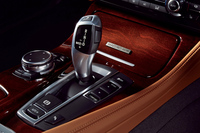 トランスミッションは8段AT。センターコンソールに、シリアルナンバー入りのプレートが添えられる。