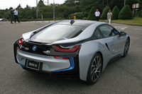 「BMW i8」の車両本体価格は1917万円。試乗車には157万6000円分のオプションが付き、総額が2074万6000円だった。