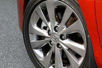 試乗車には17インチアルミホイールと225/45R17タイヤ（4万4100円のオプション）が装着されていた。