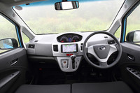 「ステラカスタム」は全車オーディオレス仕様。テスト車に装着されるカーナビはディーラーオプション（イクリプスSDナビ）となる。