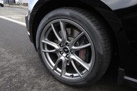 ブレンボの大径ブレーキローターおよびキャリパーを装着。タイヤは255/40ZR19サイズのピレリP ZEROを履く。