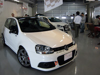 フォルクスワーゲン グループ ジャパンが主催するイベントでありながら、専門ショップの展示も歓迎しているのがフォルクスワーゲン フェストの特徴。写真のゴルフに取り付けられた「ジェッタTDIカップ」仕様のフロントバンパーが、個人的には気になっている。