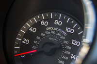 スピードメーターには160mph（内側のkm/h表示では260km/h）まで刻まれている。