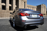 リアまわりでは、トランクリッドとバンパーのデザインが見直されたほか、テールライトの形状も変更されている。