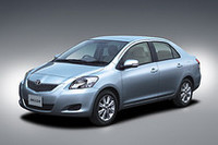 「トヨタ・ベルタ1.3X“Lパッケージ”」。写真は新色のブルーメタリック。