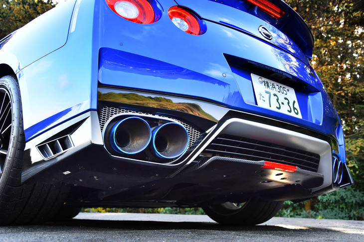 「GT-Rプレミアムエディション」では、FUJITSUBOの電子制御バルブ付きチタン合金製マフラーが採用されている。職人が手加工で組み立て溶接することで、美しい仕上がりを実現したという。