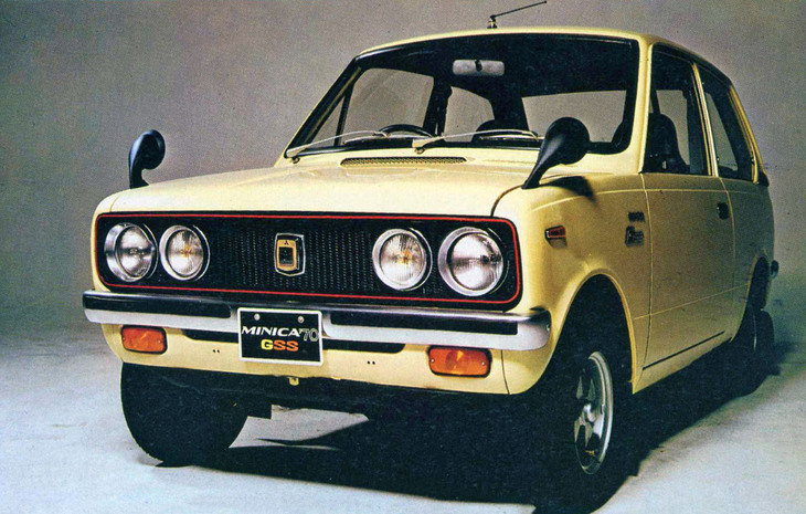 1969年12月に追加された「ミニカ'70 GSS」。駆動方式はFRだが、いわゆるホットハッチの先駆けともいえるモデル。どこかで見覚えのある赤で縁取りされたフロントグリルも、元祖ホットハッチと言われる初代「フォルクスワーゲン・ゴルフGTI」よりこちらのほうが先だったのである。