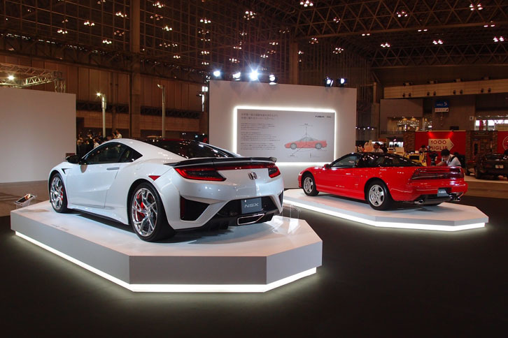 初代「NSX」（1990年／写真右）と新型「NSX」（2016年／写真左）。