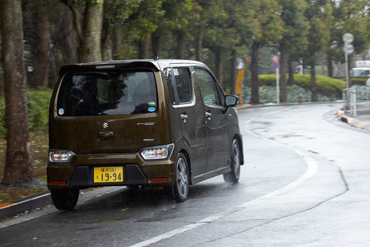 新型「ワゴンR」では、リアコンビランプをバンパー上部に配置。これにより荷室開口幅を先代モデルより100mm拡大し、荷室への積載性を改善している。