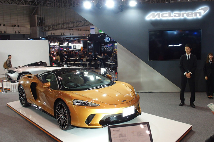 東京オートサロンに初出展となったマクラーレン・オートモーティブのブース。英国のファクトリーをイメージしたデザインでブースを構築したという。