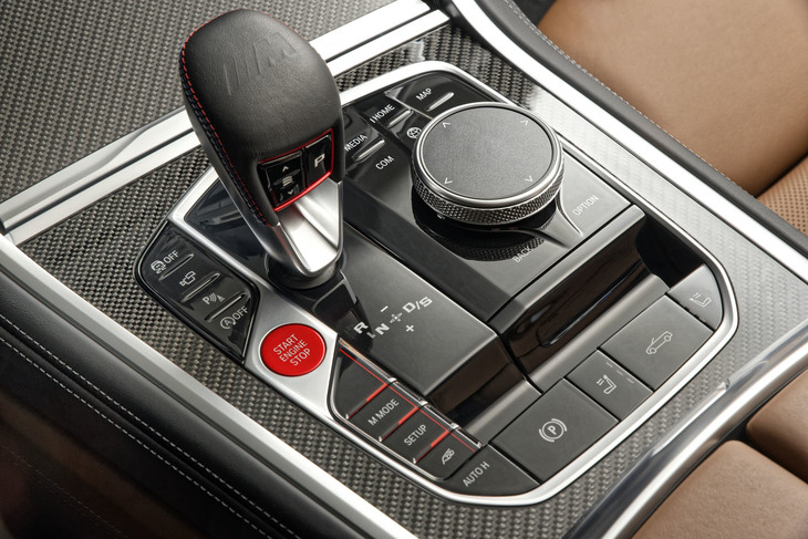 センターコンソールには8段ATのシフトセレクターやパーキングブレーキに加え、インフォテインメントシステムのコントローラーやドライブモードの切り替えスイッチ、ルーフの開閉ボタンなどもまとめて配されている。