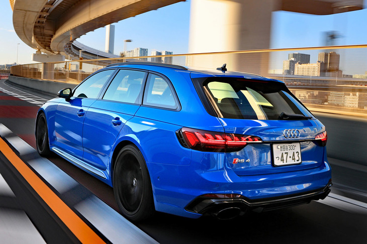 リアのドライブトレインには、状況に応じて左右輪の駆動力を可変制御するスポーツデファレンシャルを装備。コーナリング性能を高めている。