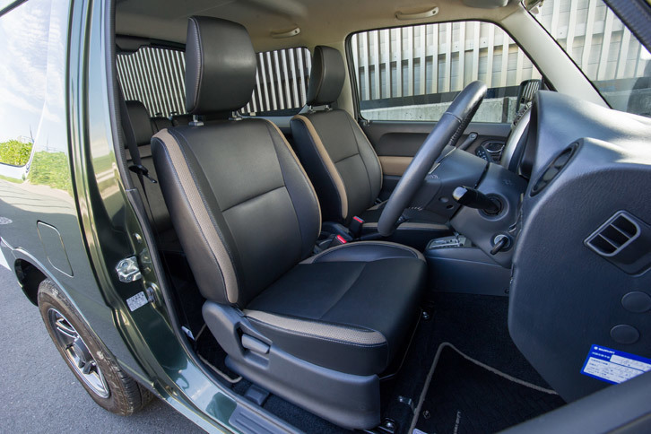 「ランドベンチャー」のシートには、はっ水機能を備え、夏は熱くなりにくく、冬は冷たく感じにくい「クオーレモジュレ」という素材の表皮が用いられている。